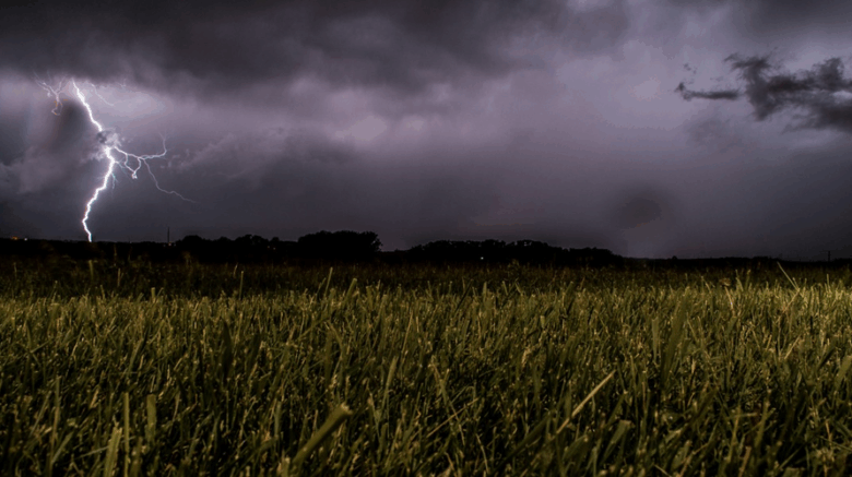 Piorun nad polem uprawnym w czasie burzy – zagrożenia dla rolnictwa